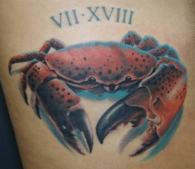 Tatuaje de cangrejo rojo con números romanos