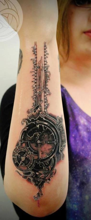 Tatuaje en el antebrazo, mecanismos de relojes