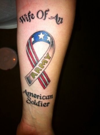 Tatuaje en el brazo coloreado de un soldado americano.