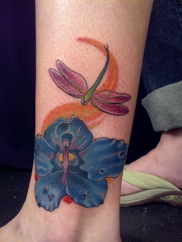 Tatuaje en la muñeca, libélula y flor azul