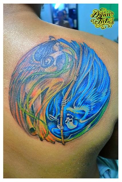Tatuaggio colorato sulla spalla l&quotangelo e Madama Morte in stile yin yang