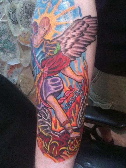 Tatuaggio colorato sulla gamba L&quotarcangelo Michele