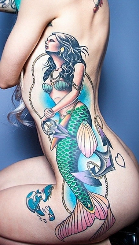 grande sirena colorata con ancora tatuaggio su costolette