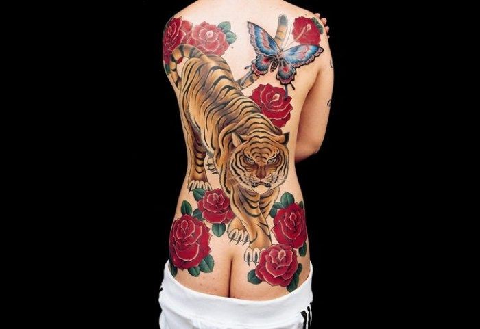 Farbiger großer Tiger und rote Blumen Tattoo am Rücken
