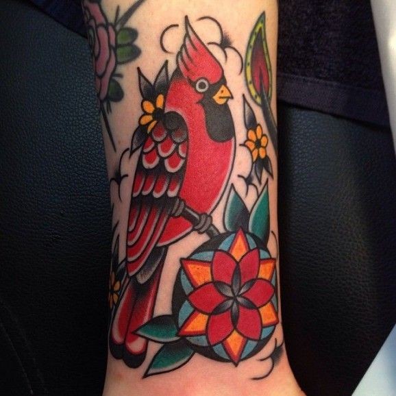 Tatuaje en la muñeca, ave rojo  con cresta, flores
