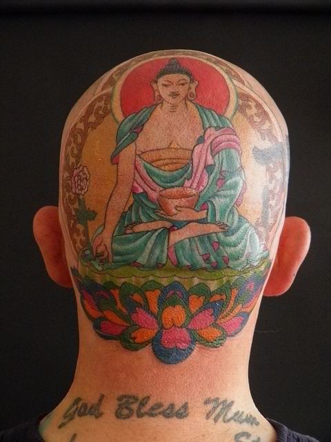Farbiger Buddha Tattoo am Kopf