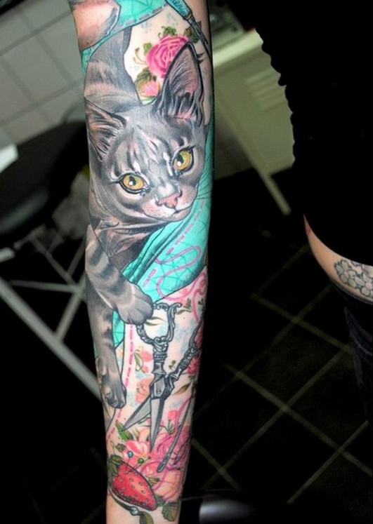 Tatuaje en el brazo, gato dulce con tijeras, diseño multicolor