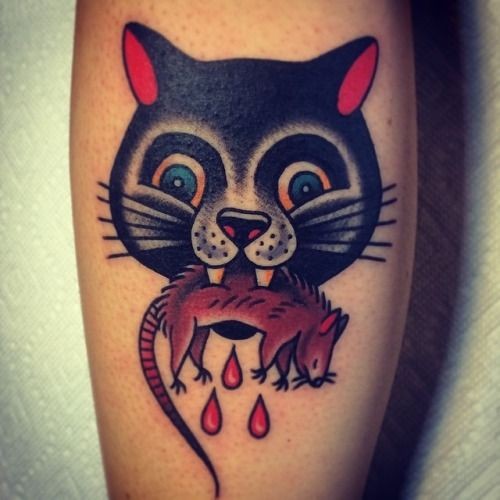 Tatuaggio classico il gatto nero con il topo nella bocca