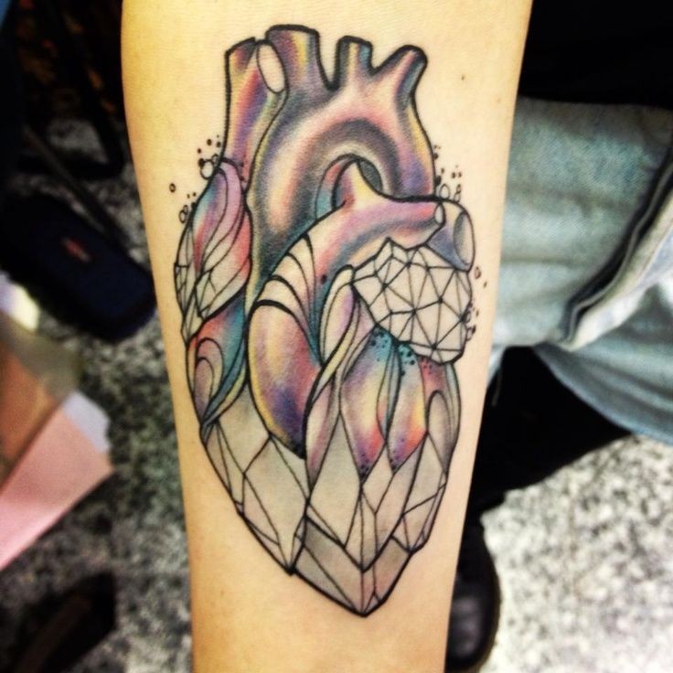 Tatuaje en el antebrazo, corazón de cristal con vasos