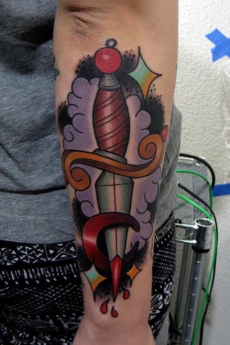 Tatuaje  de daga multicolor  en el antebrazo