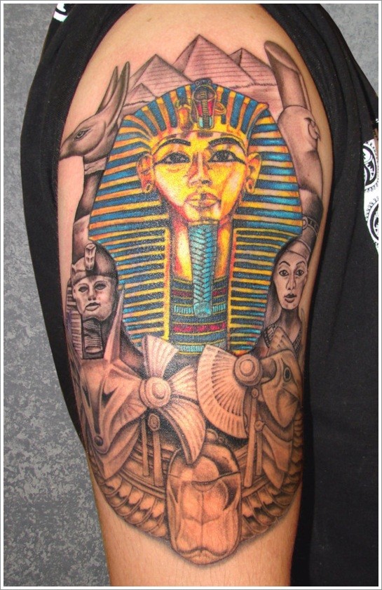 Tatuaje en el brazo de un faraón egipcio coloreado.