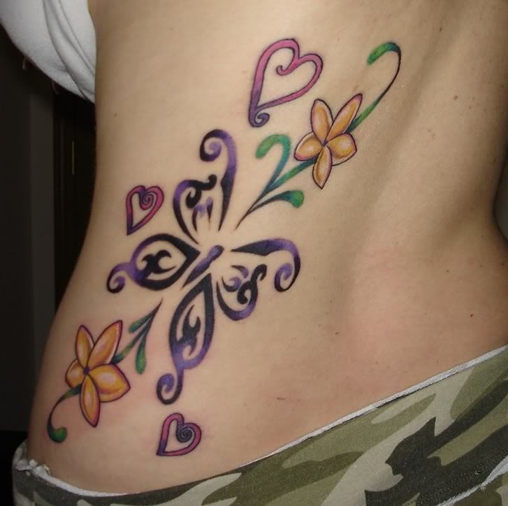 Tatuaje  de flores, corazones y mariposa de varios colores