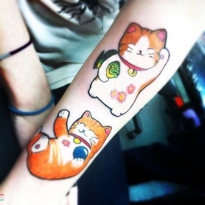 Tatuaje en el antebrazo, figuritas de gatos japoneses
