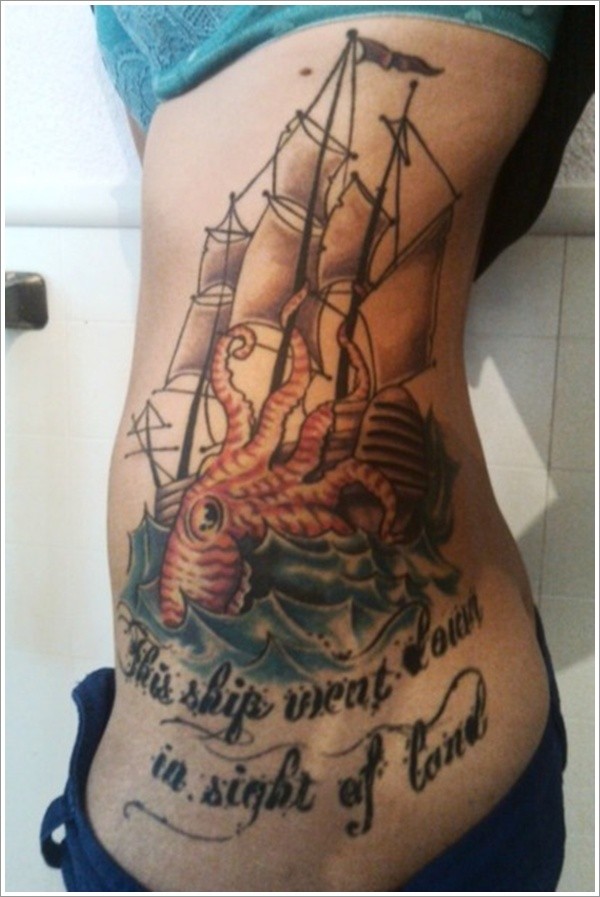 Tatuaje en las costillas, calamar gigante que ahoga el barco, inscripción