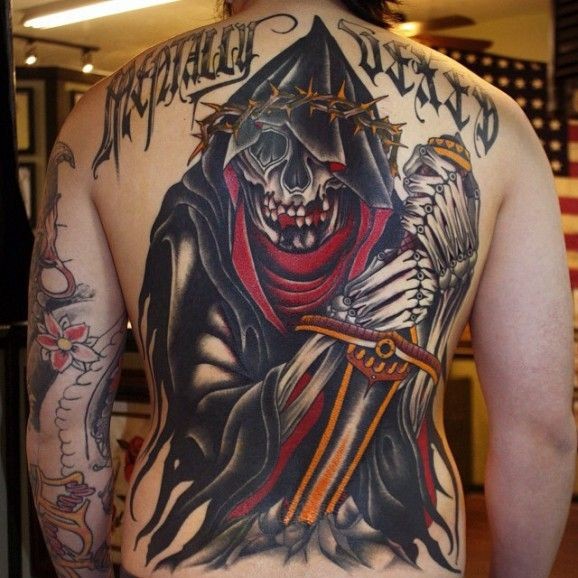 Tatuaggio colorato sulla schiena Madama Morte con la spada