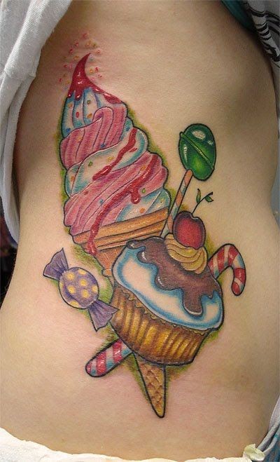 Tatuaje en las costillas,
caramelos dulces y helado apetitosos