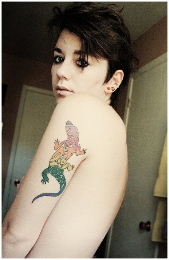 lucertola colorata tatuaggio sulla spalla per donna