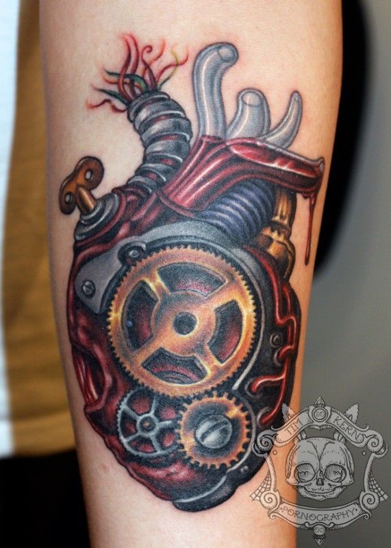 Tatuaje en el antebrazo, corazón mecánico