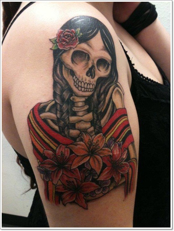 Tatuaje en el brazo, chica esqueleto en el chal