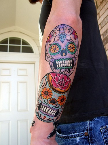 Farbiger mexikanischer Zuckerschädel Tattoo am Arm