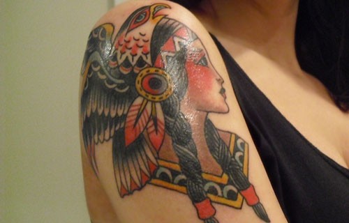 colorato nativo americano ragazza con aquila tatuaggio sulla spalla