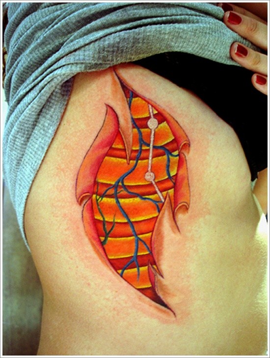 Farbige Nervenfasern unter Haut riß Tattoo an Rippen