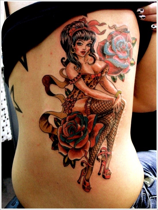 Farbiges Oldschool  Pin Up Mädchen mit Rosen Tattoo auf Rippen