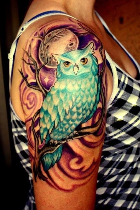 Tatuaggio colorato sul braccio la civetta & la luna