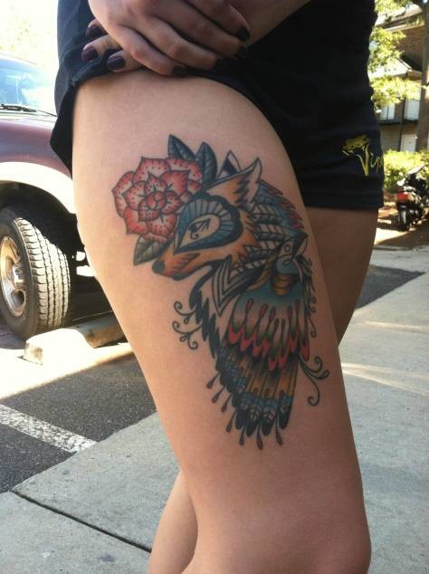 colorato tatuaggio corvo con lupo per donna sulla coscia