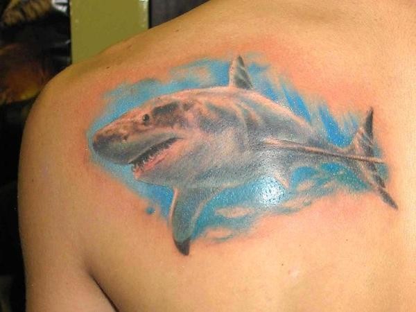 Tatuaje en el hombro, tiburón sanguinario en el mar