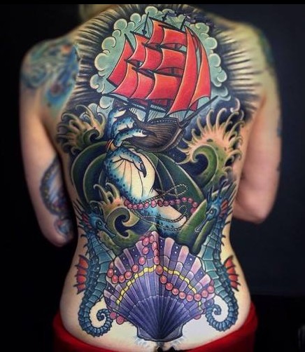 Tatuaggio colorato su tutta la schiena la nave con le vele rosse& i cavallucci marini
