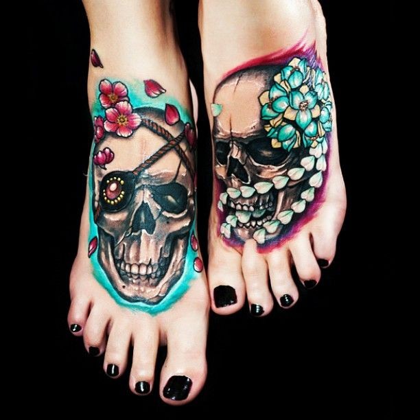 Tatuaje en los pies, cráneos de hombre y chica