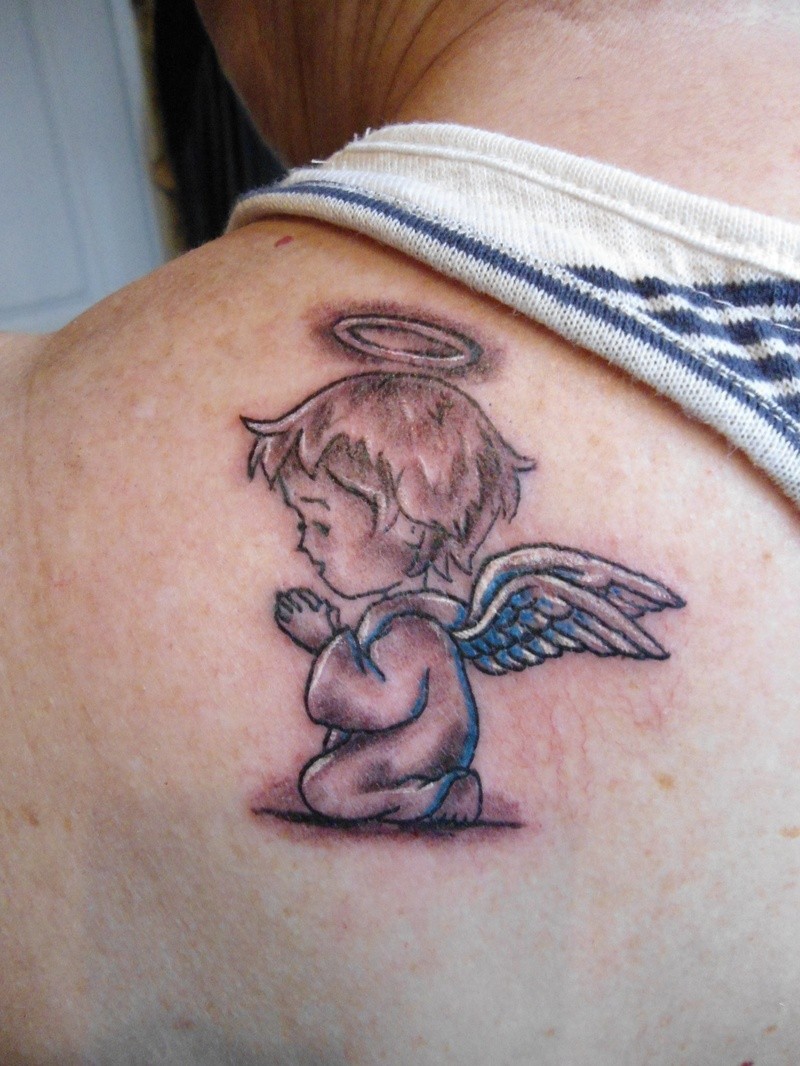 Farbiger kleiner Engel Tattoo am Schulterblatt