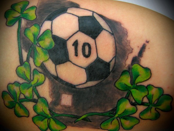 Tatuaje en el hombro,
balón de fútbol con tréboles