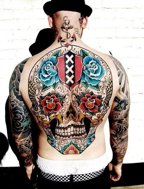 Tatuaje en la espalda, cráneo con montón de detalles