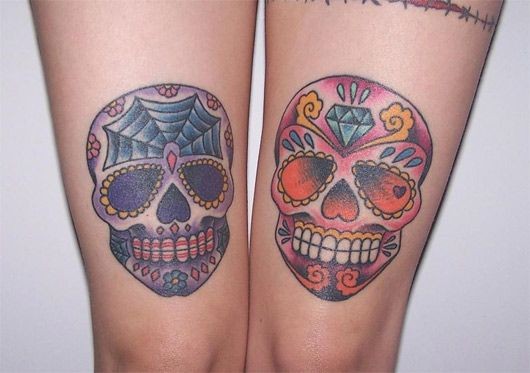 Tatuaje en las piernas, calaveras de azúcar multicolores