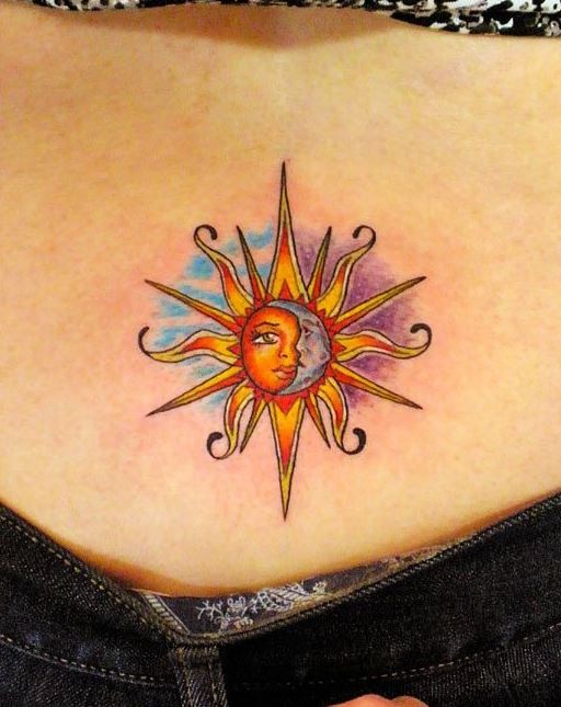 colorato sole con  luna tatuaggio su parte alta della schiena