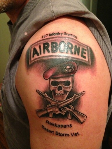 Tatuaggio sul deltoide AIRBORNE & il teschio del soldato
