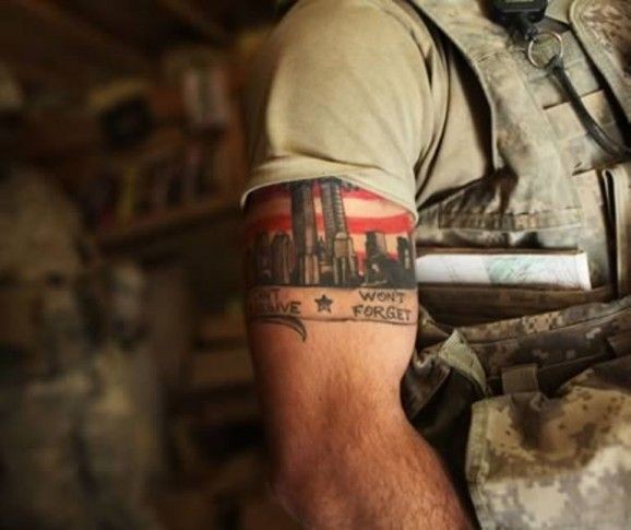 Tatuaje coloreado encontrando a un soldado del ejercito en Afghanistan.