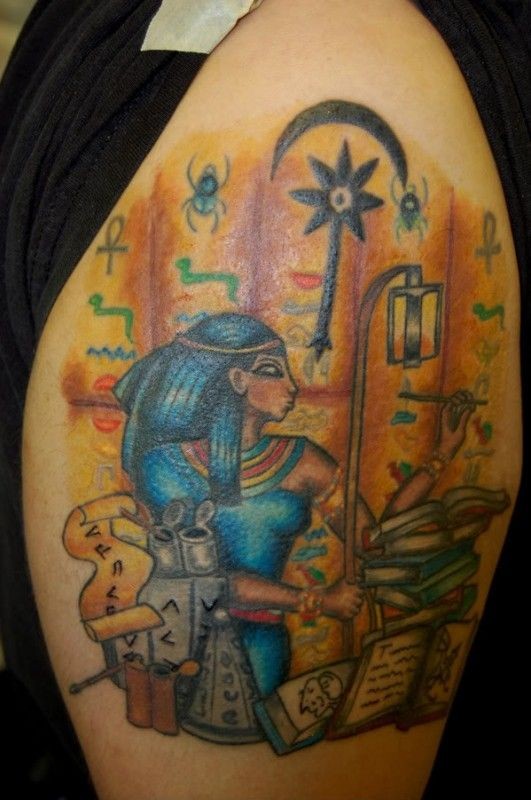 Tatuaje en el brazo, deidad egipcia isis y símbolos
