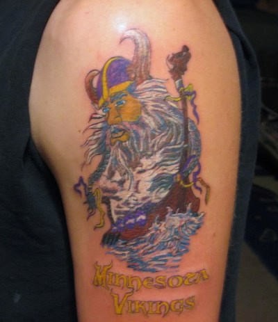 Tatuaje en el brazo, vikingo y barco
