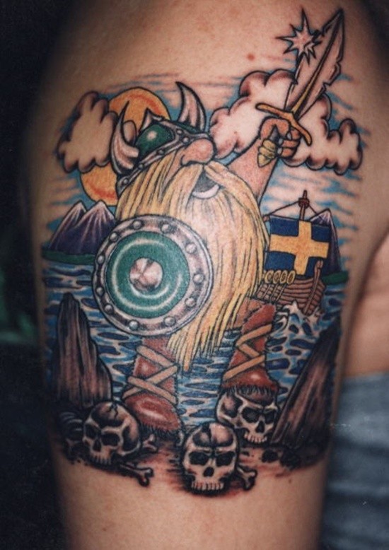 Tatuaje en el brazo,
 vikingo  de dibujos animados