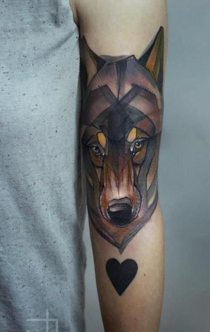 Tatuaje en el antebrazo,
lobo de color con corazón negro
