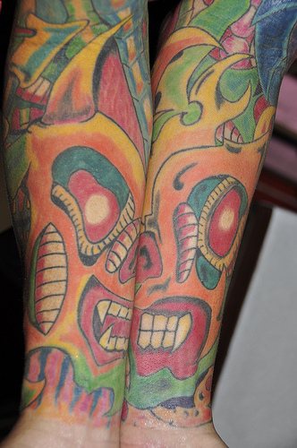 Tatuaje en dos mangas en colores vivos muy detallado estilo original