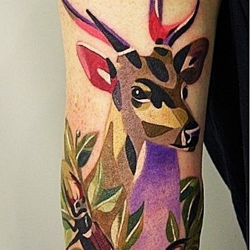 Tatuaje en el antebrazo,
ciervo bonito abigarrado