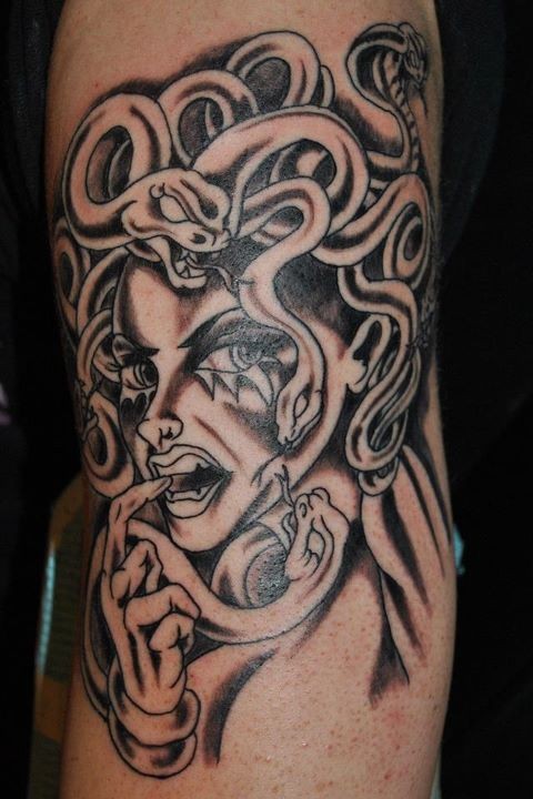 Tatuaje Medusa seductiva en negro y blanco como en el comic