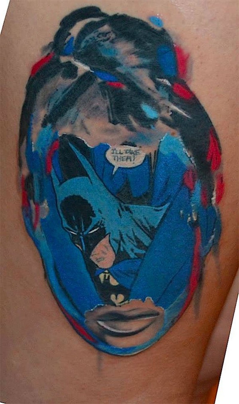 Tatuaje en el muslo,  mujer con cara azul y batman en ella