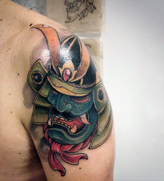 Tatuaje en el hombro, máscara de samurái de varios colores