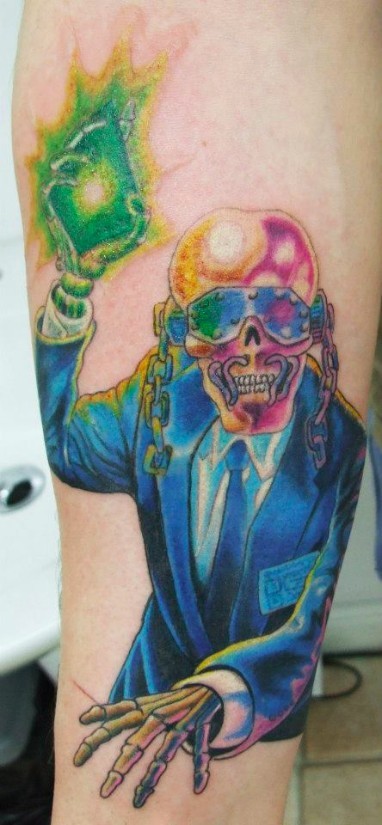 Tatuaje en el antebrazo,
esqueleto divertido multicolor en el traje