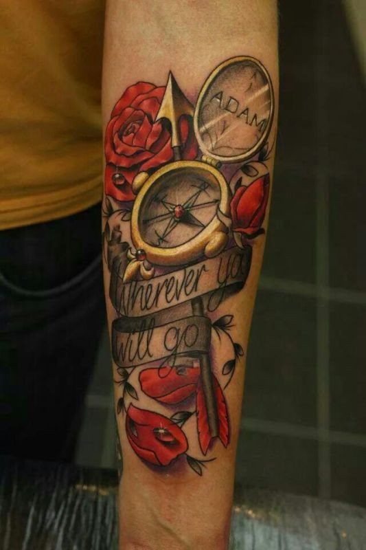 Tatuaggio bellissimo sul braccio la bussola & la freccia & le rose rosse